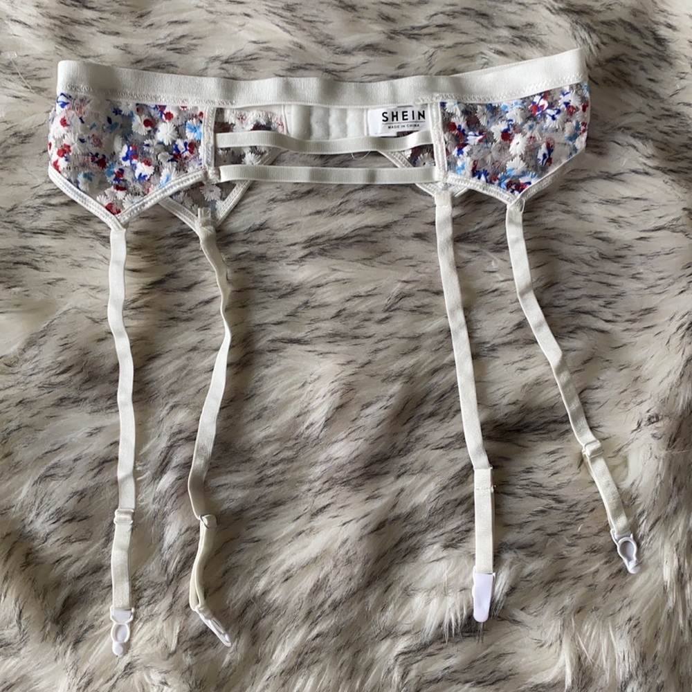 SHEIN Lace Garter